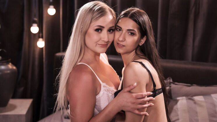 Lesbea - Cayla Lyons - Moona Snake - Nubile lesbians facesitting orgasm / 19.03.2022